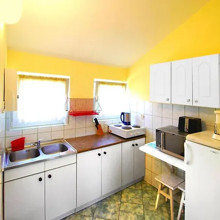 بيت للعطل With A Garden, Close To The