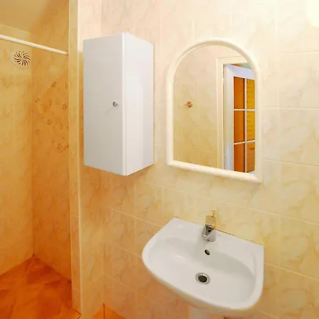 With A Garden, Close To The بيت للعطل *